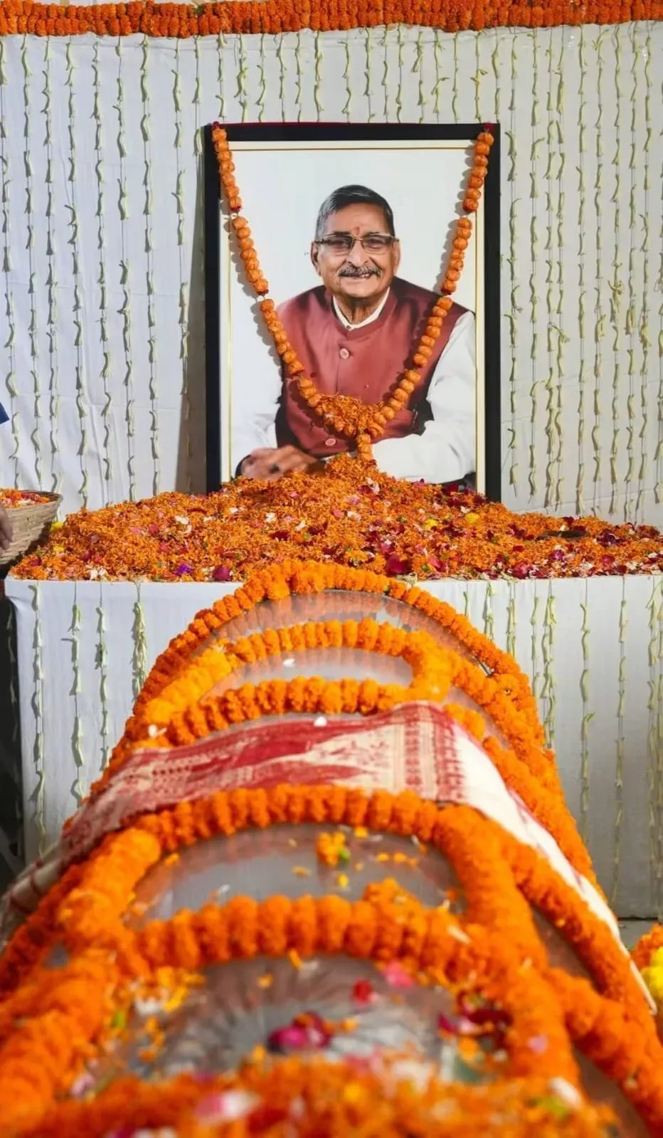 Bihar CM Visits Family of Late R.K. Sinha, Offers Condolences