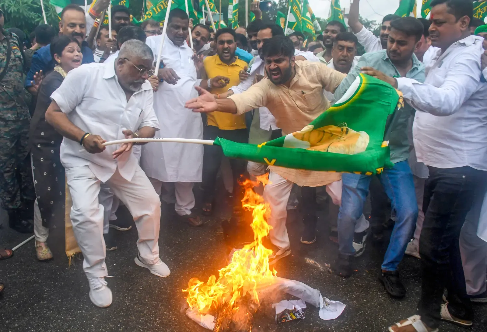 Bihar Congress, RJD protest in Patna over SIR; police fire water cannons