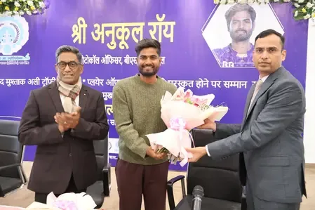 बिहार: क्रिकेटर और ऊर्जा विभाग के अधिकारी अनुकूल रॉय को मुख्य सचिव ने किया सम्मानित