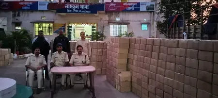 बिहार: दूसरे चरण के मतदान से पहले झारखंड के रास्ते भेजी जा रही दो ट्रक अवैध विदेशी शराब जब्त