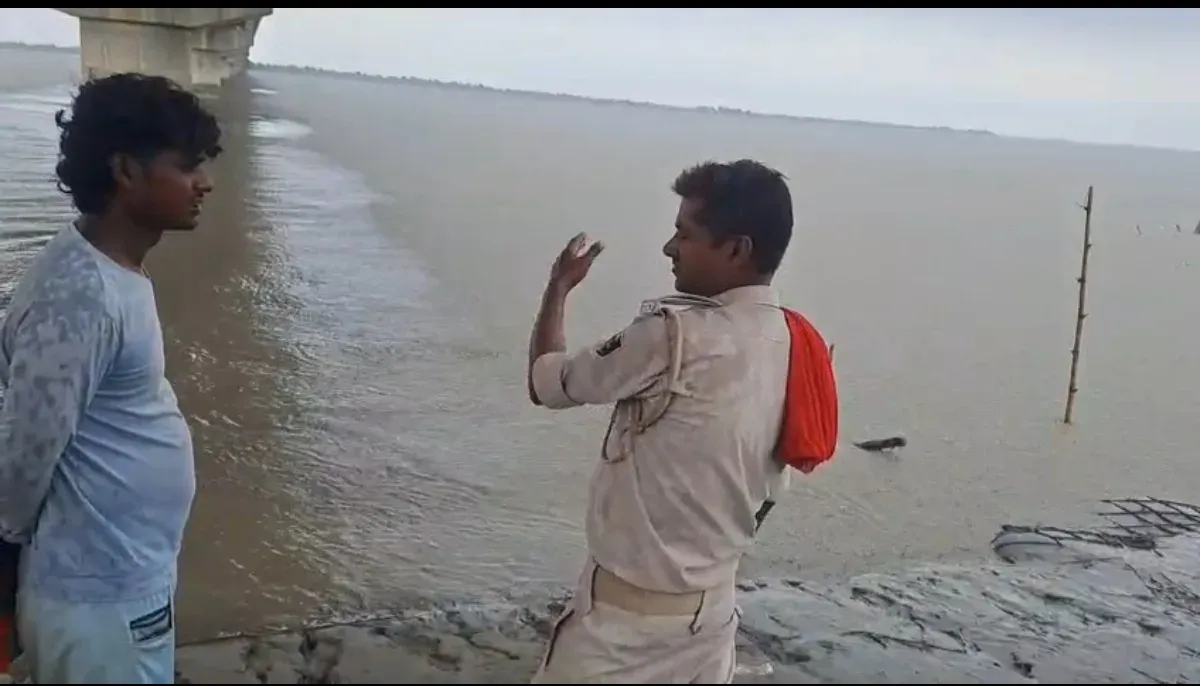 गंडक नदी में बहते मिले मानव व पशु शव, गोपालगंज डीएम ने दिए निस्तारण के आदेश