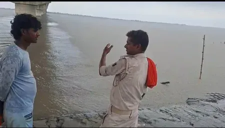 गंडक नदी में बहते मिले मानव व पशु शव, गोपालगंज डीएम ने दिए निस्तारण के आदेश