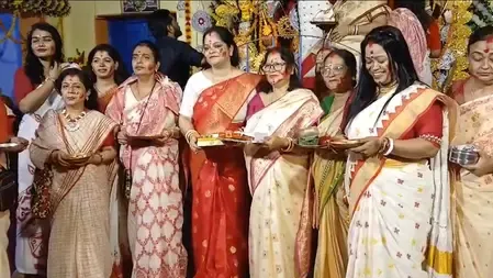 गयाजी में दुर्गाबाड़ी पूजा समिति का 'सिंदूर खेला', बंगाली समाज की महिलाओं ने मनाया उत्सव