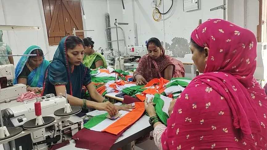 हर घर तिरंगा: सीतामढ़ी की जीविका दीदियाँ बना रही हैं ६८ हजार राष्ट्रीय ध्वज, महिला सशक्तिकरण की मिसाल