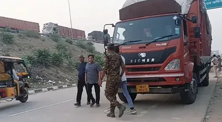 बक्सर में जूट के बोरों में छिपी विदेशी शराब बरामद, उत्पाद विभाग ने दो तस्करों को दबोचा