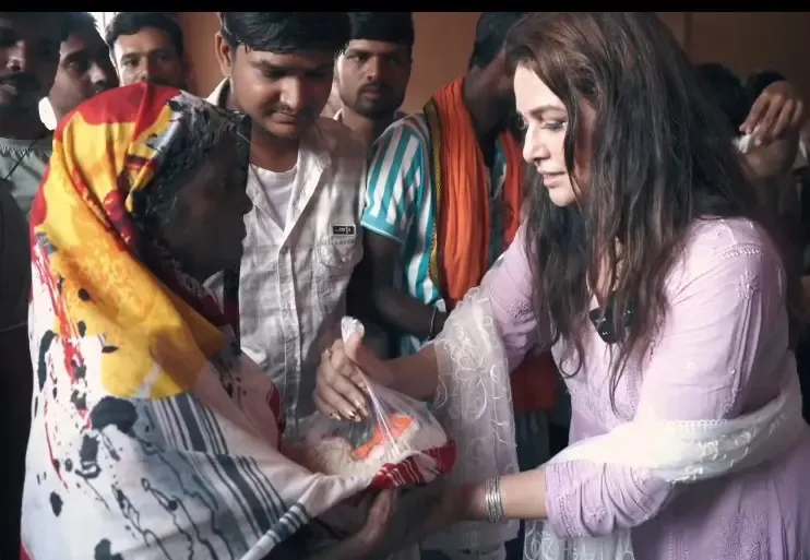 बिहार बाढ़: पाखी हेगड़े ने पिपरपाती गाँव तक पहुँचाई राहत, 'बिहार मेरा परिवार है'