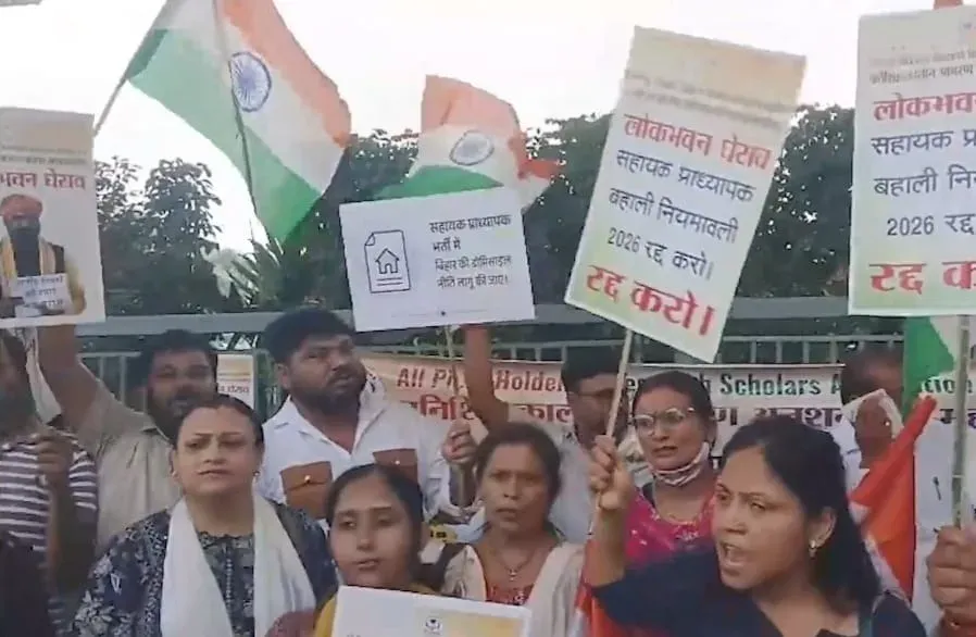 पटना में पीएचडी धारकों का लोकभवन मार्च रोका, आर-ब्लॉक पर वाटर कैनन तैनात; 18 दिन से आमरण अनशन जारी