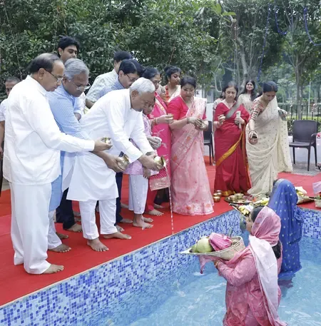 बिहार में छठ महापर्व की अद्भुत छटा, अस्ताचलगामी के बाद उदीयमान सूर्य देव को अर्घ्य देने का इंतजार