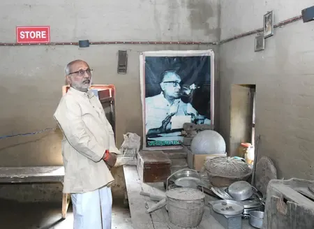 बिहार में जेपी नारायण के पैतृक घर पहुंचे उपराष्ट्रपति सीपी राधाकृष्णन, लोकनायक को दी श्रद्धांजलि