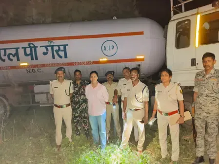 बिहार में अवैध गैस रिफिलिंग के बड़े गिरोह का भंडाफोड़, एलपीजी गैस से भरा कंटेनर और 54 गैस सिलेंडर बरामद