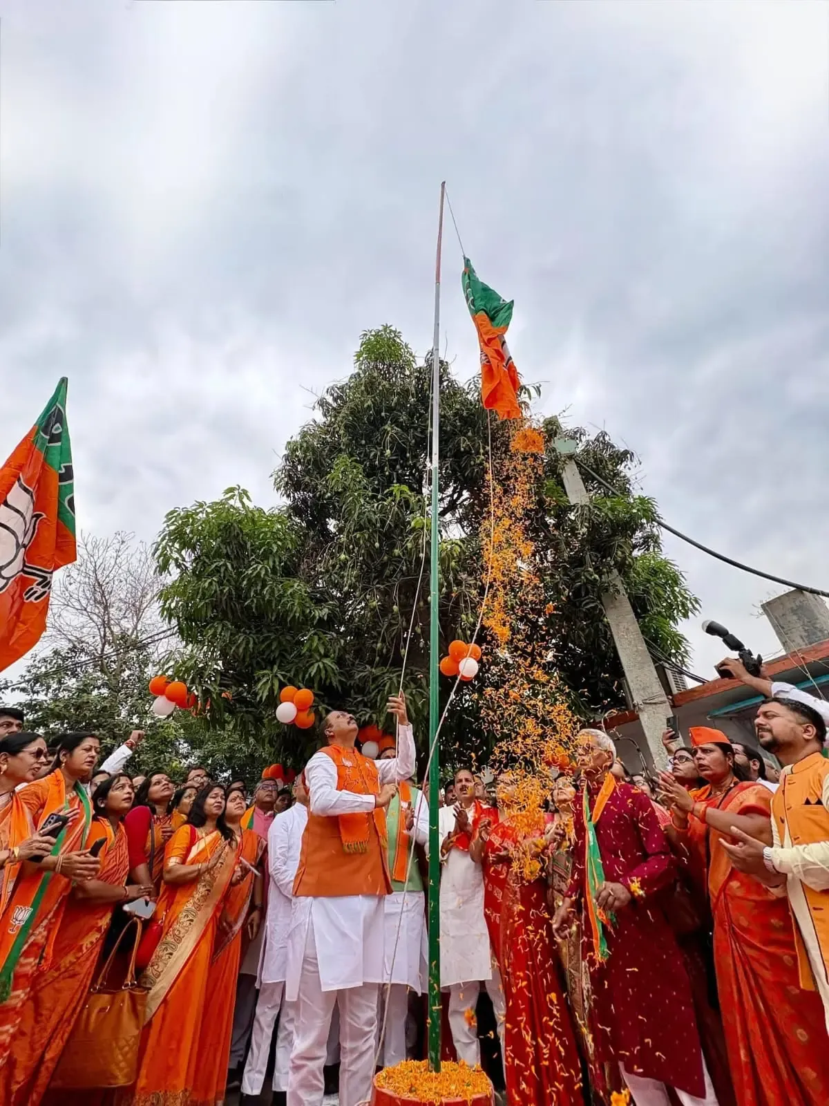 भाजपा का स्थापना दिवस मनाया गया, 47 किलो लड्डू बांटे गए और 47 दीप जलाए गए