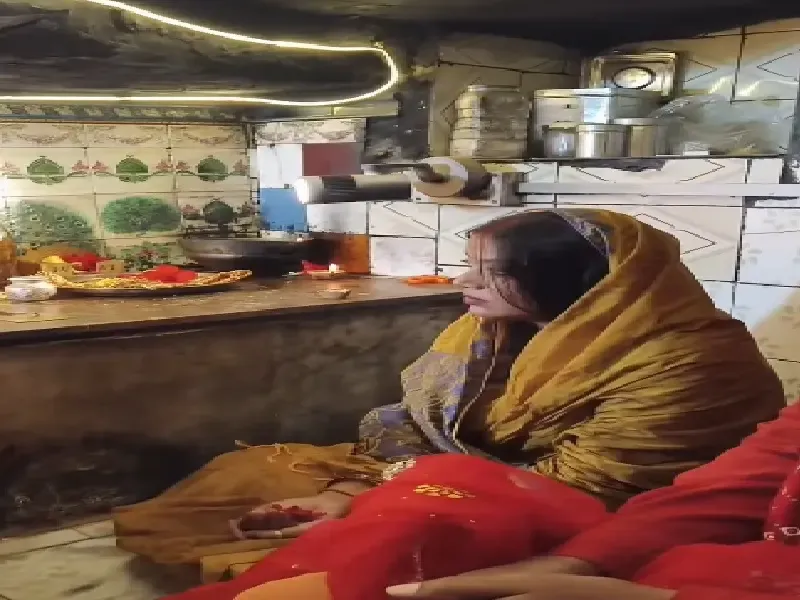 क्या बिहार में चुनाव नतीजों से पहले ज्योति सिंह माता रानी के दर पहुंचीं, जीत का आशीर्वाद मांगा?