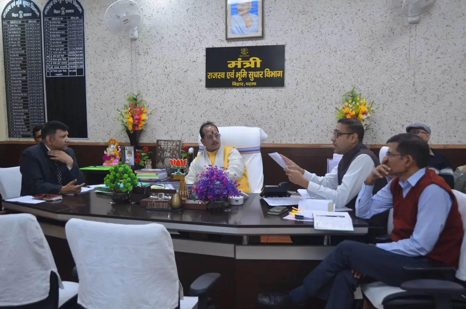 क्या बिहार में जमीन विवाद रोकने के लिए गलत कागजात पर सख्ती जरूरी है?: विजय सिन्हा