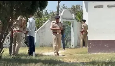 बिहार: मोतिहारी के मदरसे से हथियार बरामद, पुलिस का दावा- बड़ी घटना को अंजाम देने की थी साजिश