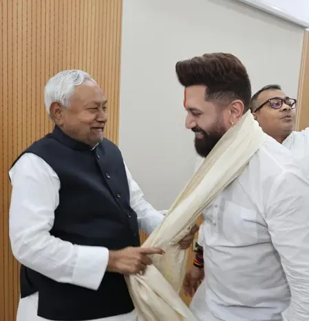 बिहार : मुख्यमंत्री नीतीश कुमार से मिले चिराग पासवान, जीत की बधाई दी