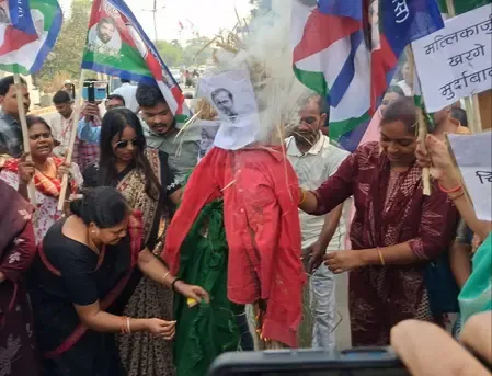 बिहार: नारी शक्ति वंदन अधिनियम को पारित होने से रोकने के विरोध में लोजपा (आर) का प्रदर्शन
