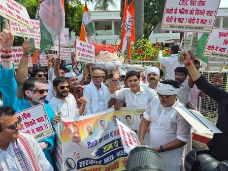 नीट पेपर लीक पर बिहार कांग्रेस का पटना में प्रदर्शन, शिक्षा मंत्री की बर्खास्तगी की माँग