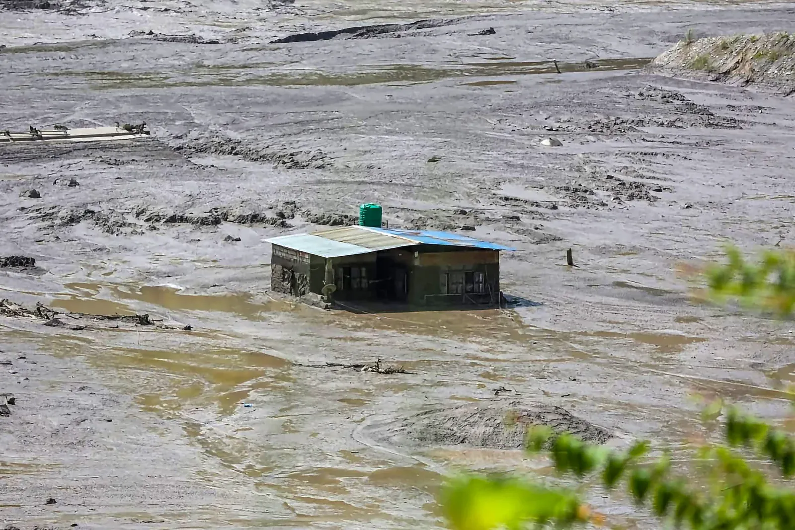 गंडक बैराज पर नेपाल बाढ़ का असर: 2 लाख क्यूसेक जलश्राव का अनुमान, बिहार अलर्ट पर