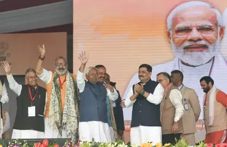 पटना : मुख्यमंत्री नीतीश कुमार की कैबिनेट में 26 मंत्री, ज्यादा पुराने चेहरे