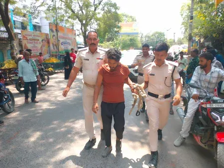 बिहार: पेशी के दौरान पुलिस को चकमा देकर भागे दो कैदी, एक दबोचा गया, दूसरा फरार