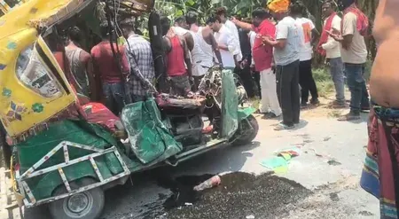 पूर्वी चंपारण में ऑटो-पिकअप की भीषण टक्कर: 4 की मौत, 4 घायल — मृतकों में रुबिना खातून व जायद खान