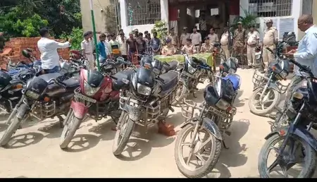 बिहार: पूर्वी चंपारण में चोरी की बाइक के दो गिरोहों का भंडाफोड़, 28 मोटरसाइकिल बरामद; 12 आरोपी गिरफ्तार