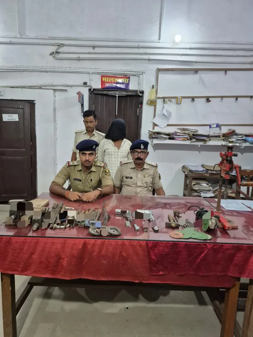 सारण में अवैध हथियार फैक्ट्री का भंडाफोड़: 2 पिस्टल, कारतूस और उपकरण बरामद, एक गिरफ्तार