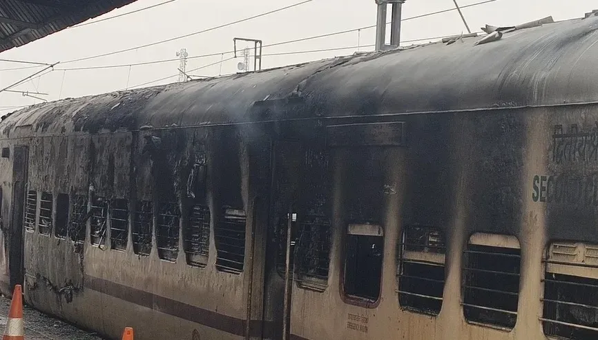 सासाराम रेलवे स्टेशन पर पैसेंजर ट्रेन में आग, एक बोगी जलकर राख — कोई हताहत नहीं