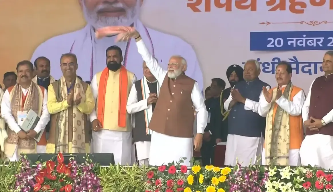क्या बिहार में शपथ ग्रहण समारोह में पीएम मोदी ने झुककर धन्यवाद दिया और गमछा लहराया?