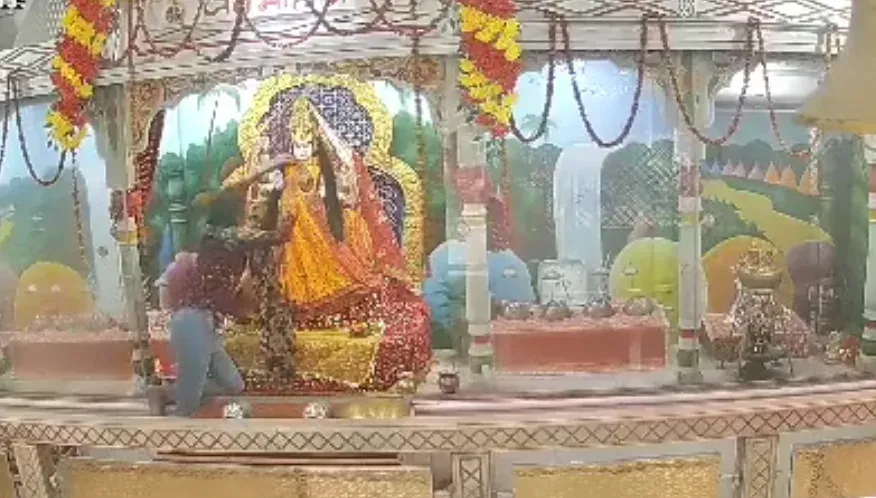 सिवान मंदिर चोरी: पुलिस ने 4 घंटे में दो मामले सुलझाए, महिला सहित तीन गिरफ्तार, सोने के हार व अष्टधातु मूर्ति बरामद