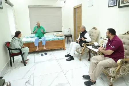 बिहार: तकरार समाप्त करने को महागठबंधन एक्टिव, लालू यादव-तेजस्वी से मिले अशोक गहलोत और अल्लावरु