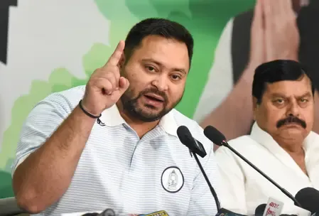 बिहार चुनाव से पहले तेजस्वी यादव का दांव, 'हर घर में एक सरकारी नौकरी' की घोषणा