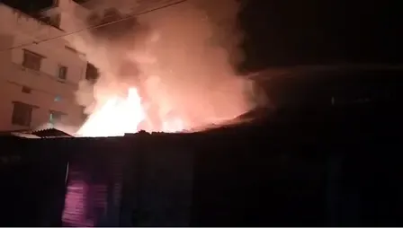 बिहार: वैशाली में धू-धूकर जला किराना गोदाम, लाखों का नुकसान