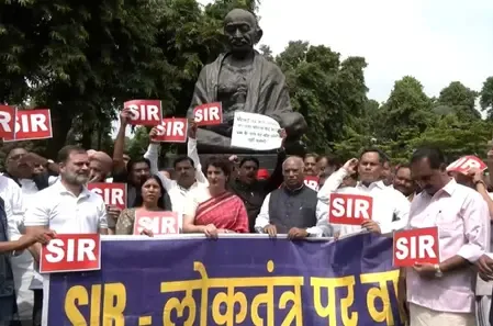 बिहार एसआईआर को लेकर इंडी गठबंधन का संसद परिसर में प्रदर्शन, चुनाव आयोग पर उठाए सवाल
