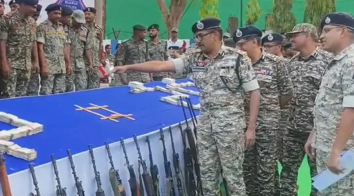 बीजापुर में 25 माओवादी कैडरों का आत्मसमर्पण: 93 हथियार और 14 करोड़ की बरामदगी