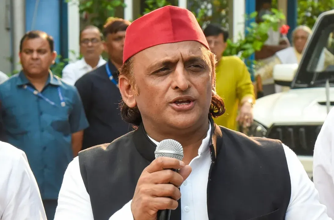 बिजली संकट पर अखिलेश यादव का BJP पर हमला: 'चिट्ठियां नहीं, चुनावी बचाव की कोशिश'