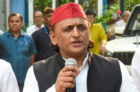 बिजली संकट पर अखिलेश यादव का BJP पर हमला: 'चिट्ठियां नहीं, चुनावी बचाव की कोशिश'