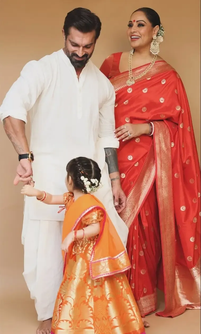 Did Bipasha Basu's 2-Year-Old Daughter Just Sing 'Jai Ganesh Deva' in Her Adorable Baby Language?