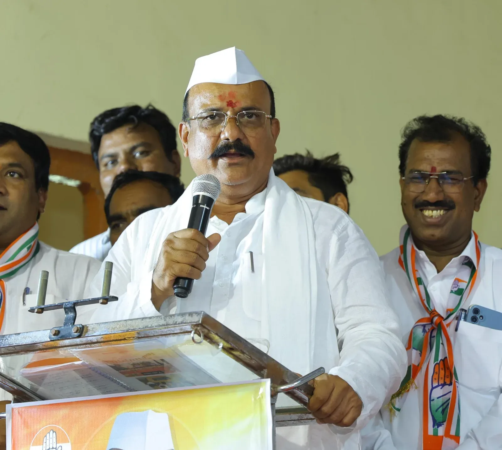 Congress warns BJP govt over farmer neglect ahead of Maharashtra polls
