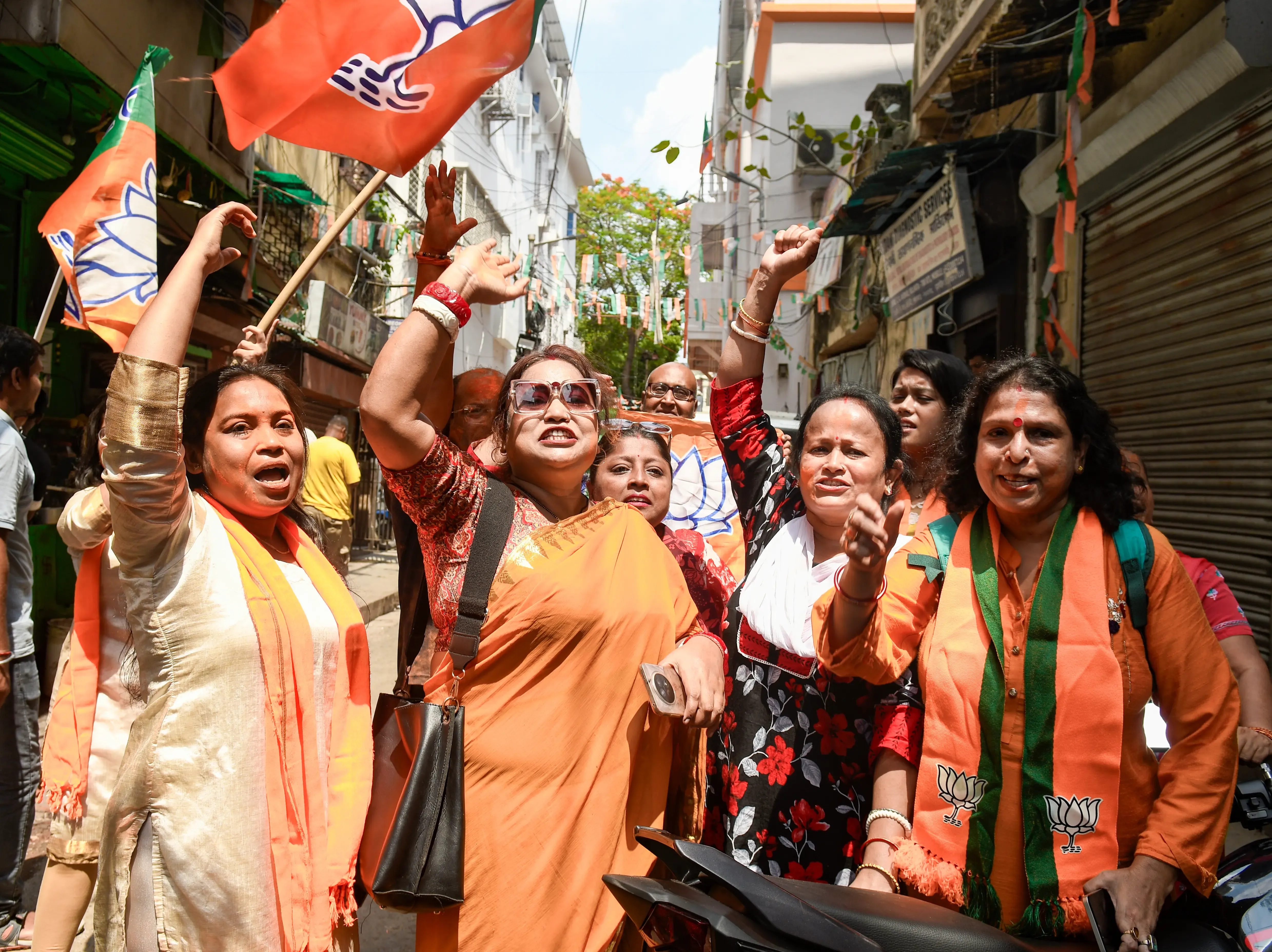 पश्चिम बंगाल चुनाव: भाजपा का 'जय मां काली' नैरेटिव भारी, टीएमसी का 'हृदय माछे काबा' नारा बैकफायर