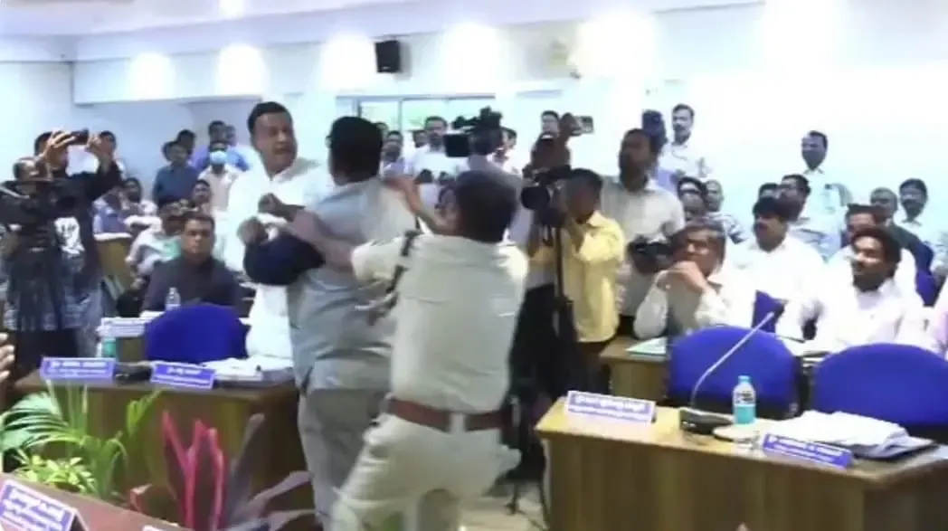What Happened Between BJP MLA and Cong MLC in Karnataka?