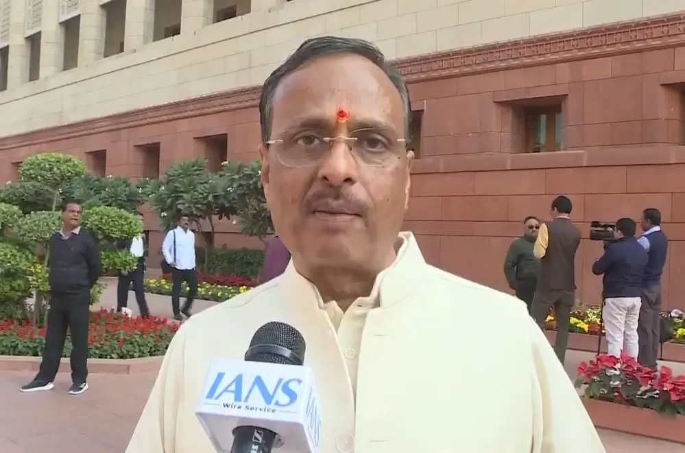 Dinesh Sharma Critiques Akhilesh Yadav for Overlooking Kumbh Mela Invitations as CM