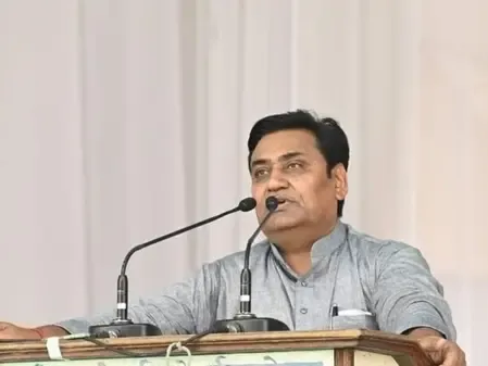 बीजेपी पर भड़के डोटासरा, कहा- जासूसी कैमरों के जरिए महिला विधायकों को देखते हैं देवनानी