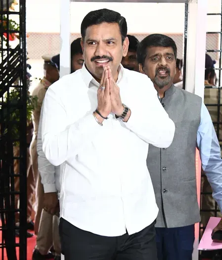 Karnataka BJP calls early polls inevitable as Congress eyes CM change