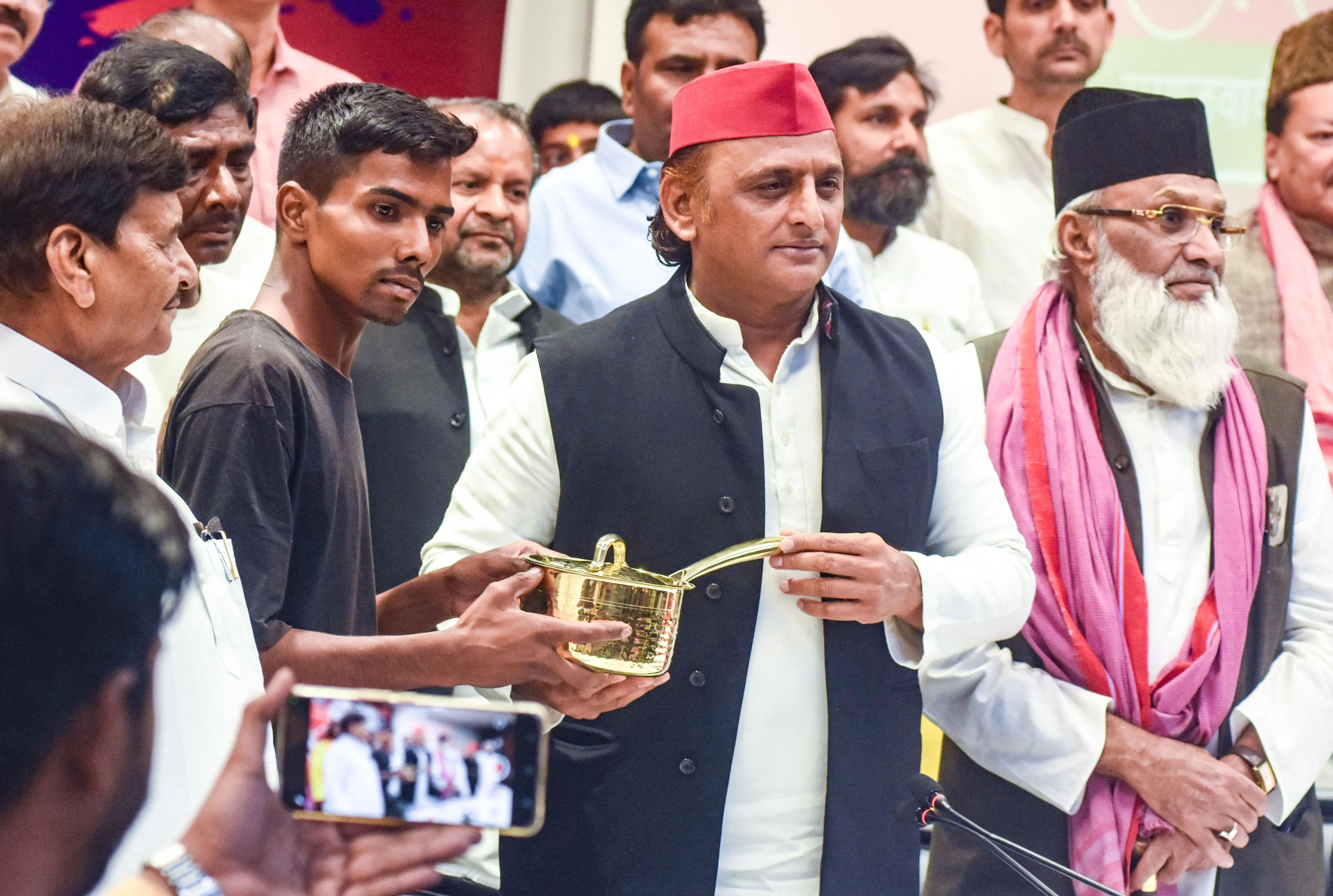 Akhilesh Yadav Accuses BJP of Misleading on Women's Reservation
