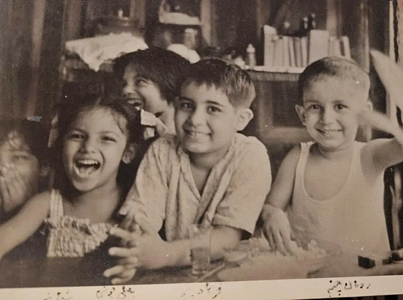 शबाना आजमी ने शेयर की 1955 की दुर्लभ बचपन की तस्वीर, दिव्या दत्ता बोलीं — 'कितनी प्यारी शरारती बच्ची'