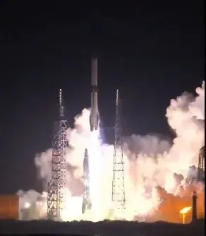 Blue Origin launches massive New Glenn rocket, fails to land booster