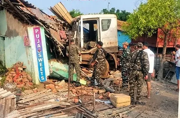 बोकारो में अनियंत्रित ट्रेलर दुकानों में घुसा: 2 की मौत, 4 घायल; NH-32 पर जाम