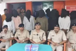 क्या बोकारो में नकली विदेशी शराब फैक्ट्री पर छापा पड़ा? 11 गिरफ्तार, 17 लाख की शराब और 13 लग्जरी गाड़ियां जब्त