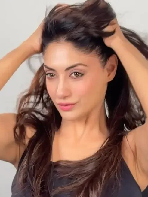 क्या बॉलीवुड की ग्लैमर क्वीन और फिटनेस की प्रेरणा गुरलीन चोपड़ा डबल रोल निभा रही हैं?